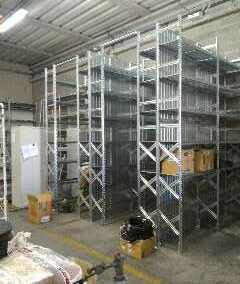 Scaffalatura con ripiani