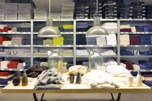 scaffalatura negozio abbigliamento