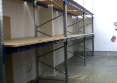 Scaffalatura pesante con piano in legno per pezze