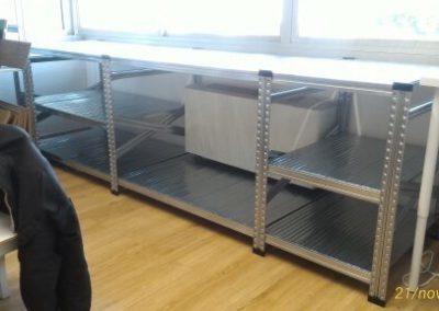 Tavolo su scaffalatura zincata